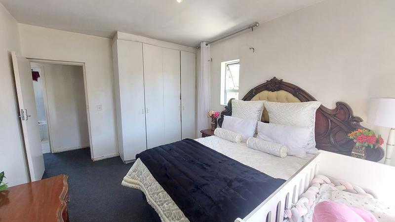 2 Bedroom Property for Sale in Oakglen Western Cape